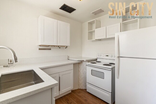 Foto del edificio - "Charming 1-Bed Duplex with Hardwood Elegance in Downtown Las Vegas!"
