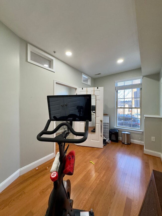 Building Photo - Modern 3-Bedroom Townhome with Chic Featur...