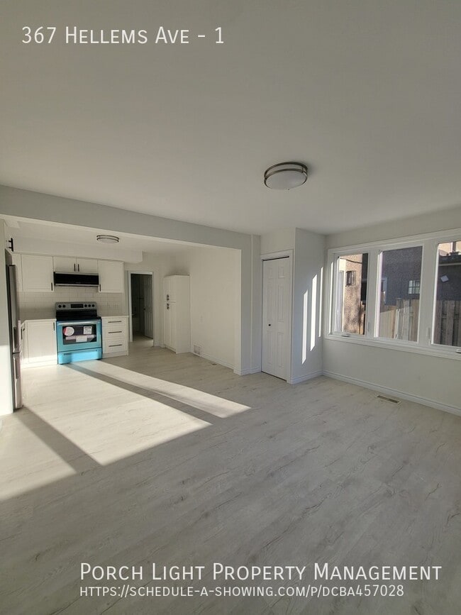 Building Photo - Main Floor 2 Bedroom with Back Deck, Priva...
