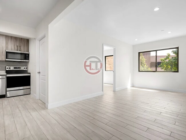 Foto del edificio - 4578 Manhattan College Pkwy