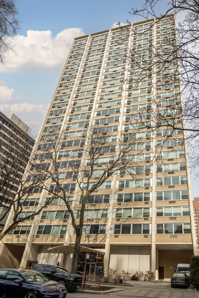 Building Photo - 336 W Wellington Ave