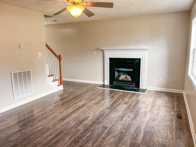 Building Photo - 736 Colonial Hills Dr