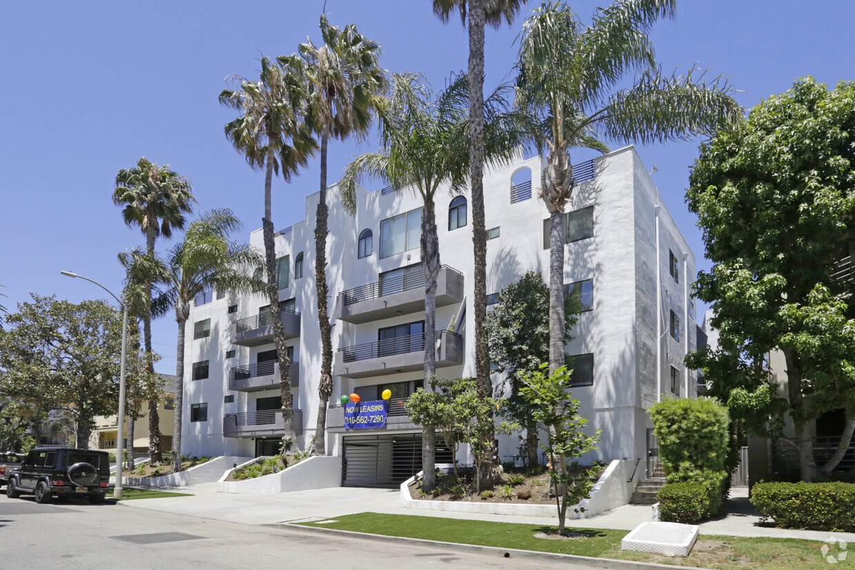 Pacific Apartments Rentals in Los Angeles at 2110 S Bentley Ave Los