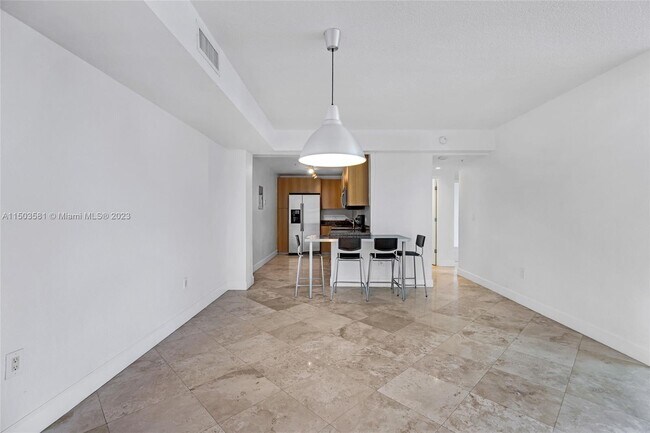 Foto del edificio - 7501 E Treasure Dr