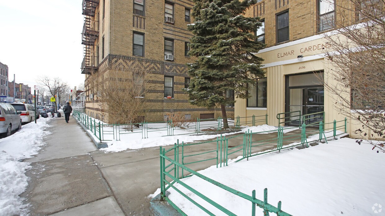Foto del edificio - 2050 E 18th St