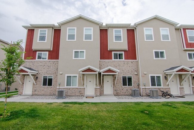 Building Photo - THE LOCHS! Gorgeous Townhome