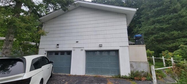 Foto del edificio - 56 Juniper Rd