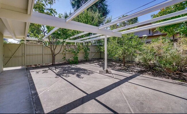 Foto del edificio - 3 Bed 2 Bath Home w/ Bonus Room in Palo Alto.