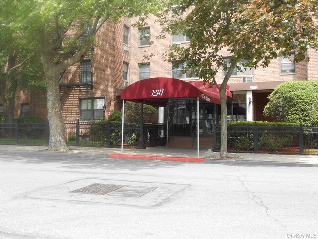 Foto del edificio - 131-11 Kew Gardens Rd