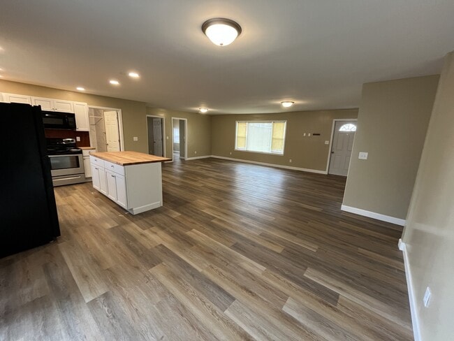 Building Photo - 425 Paul Ave