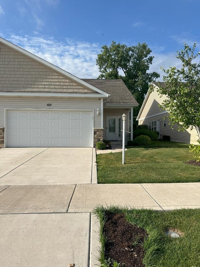Building Photo - 107 Summertree Dr