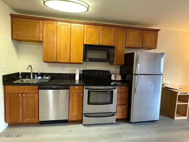 Building Photo - 10982 Roebling Ave