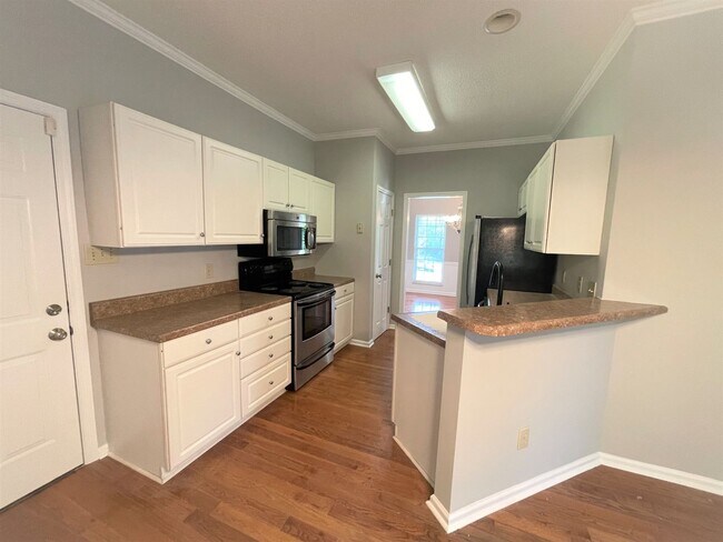 Building Photo - Beautiful 3 bedroom 2.5 bath two story hom...