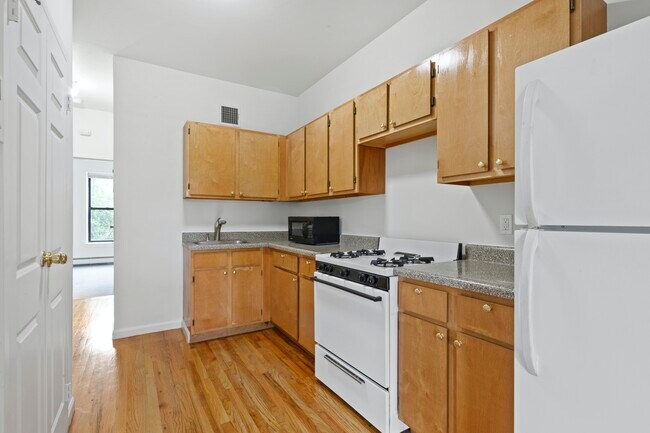 Building Photo - XXL 1 bedroom, loft-like Harlem tree-top