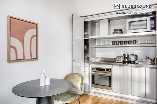 Foto del edificio - 18 W 48th St