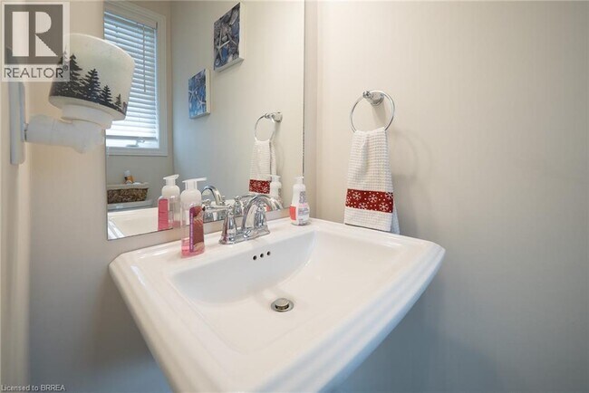 Building Photo - 2B VIC CHAMBERS Place