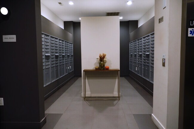 sala de correo - SOLO on Chestnut - 4233