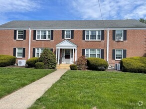 Building Photo - 1058 Farmington Ave