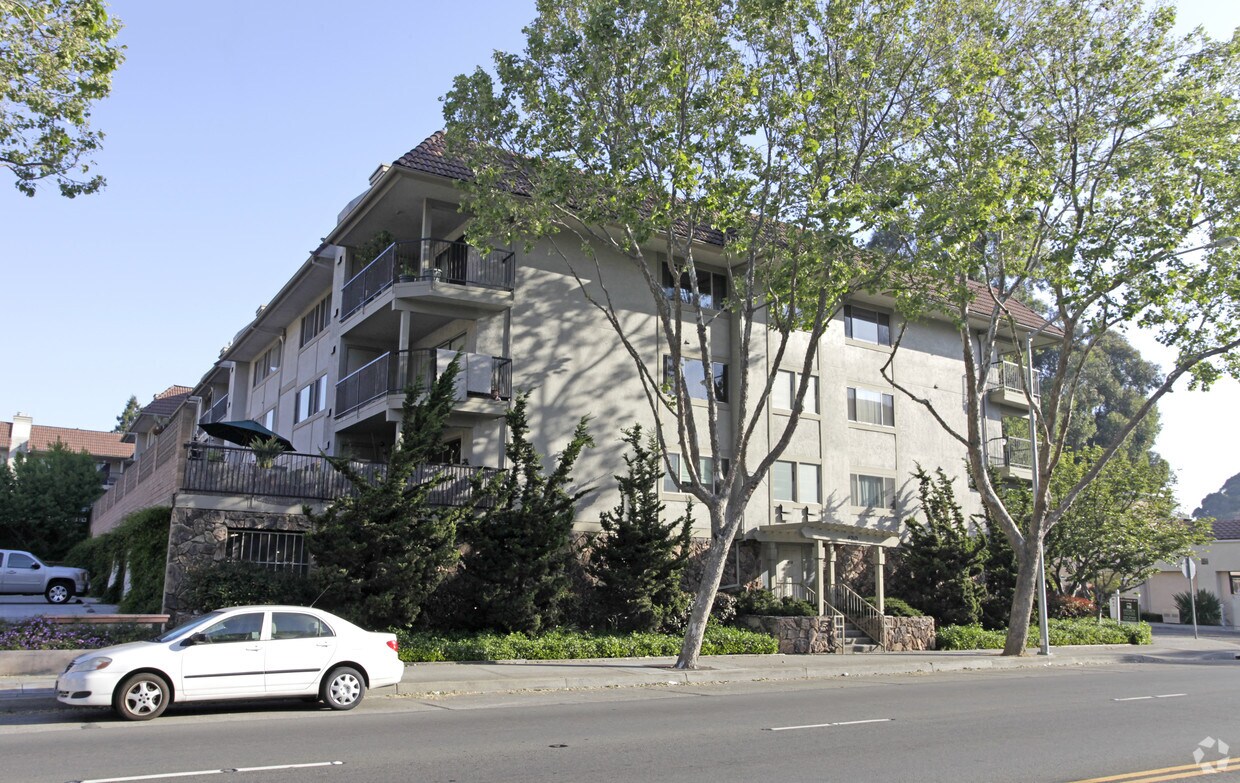 Building Photo - 400 Davis St
