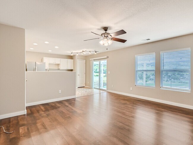 Foto del edificio - 6 month lease on this Charming Home with S...