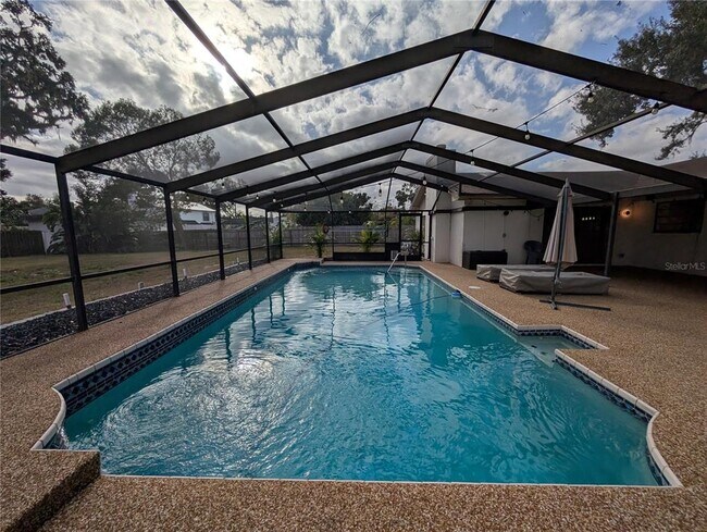 Building Photo - 1117 Lakemont Dr