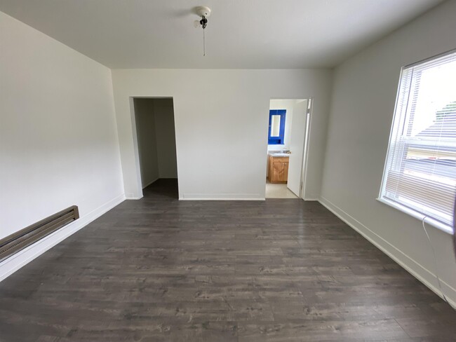 Building Photo - 1320 3rd St