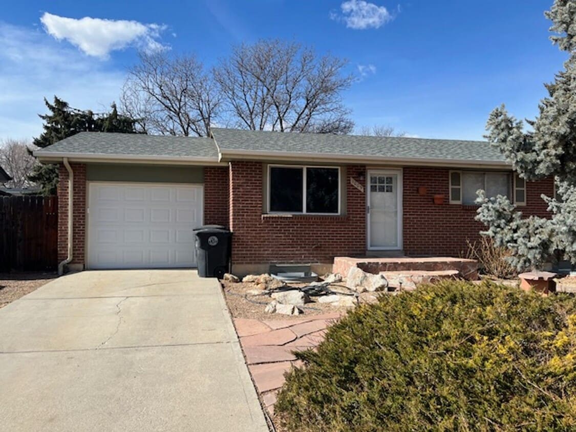 Lovely 5-bedroom, 2-1/2 bath home. Centrally-located in Longmont with convenient access to shopp... - Lovely 5-bedroom, 2-1/2 bath home.  Centrally-located in Longmont with convenient access to shopp...