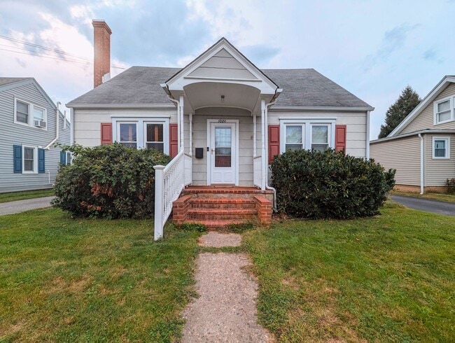 Building Photo - 3-Bedroom Gem with Master Suite and Detach...