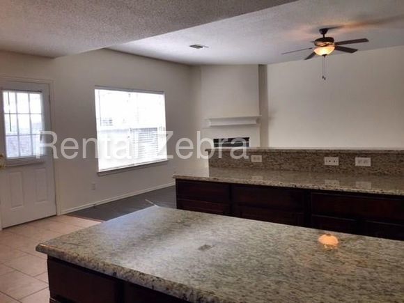 Foto del edificio - 4001 Cypress Gardens Dr