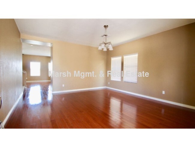 Foto del edificio - Beautiful 2-story home with 4 bedrooms, lo...