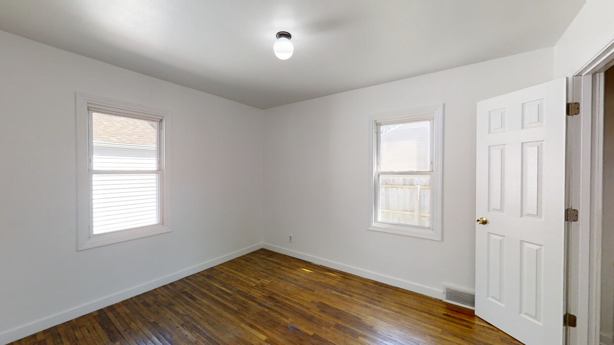 Sunny and bright bedroom 2 - 1103 Amherst Ave