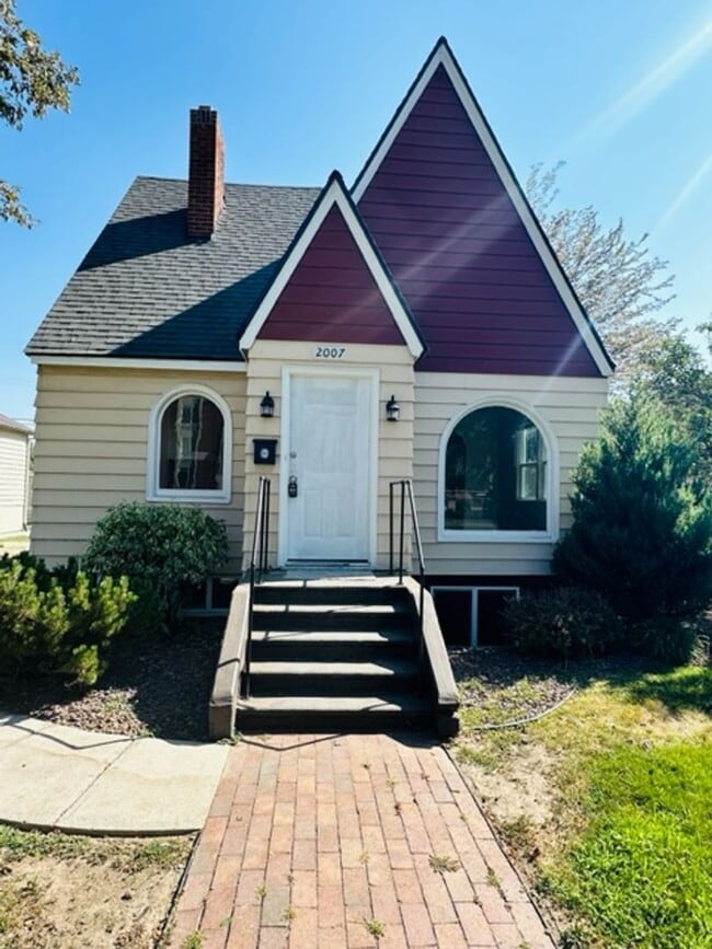 Foto del edificio - Adorable remodeled in 2023 2 bedroom 1 bathroom duplex available soon!