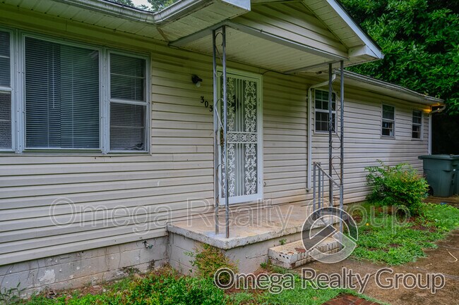 Building Photo - 303 Salem Dr NE