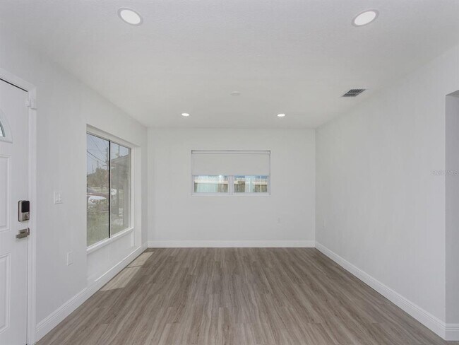 Building Photo - 2806 Bonneville Dr