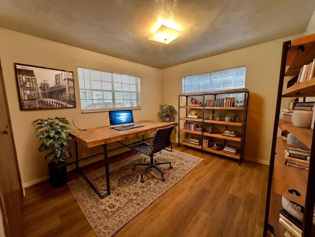 Foto del edificio - 3 Bedroom, 2 Bath! with Parking, Washer and Dryer, finished basement! (Comanche)