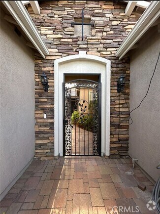 Building Photo - 483 Lyle Dr