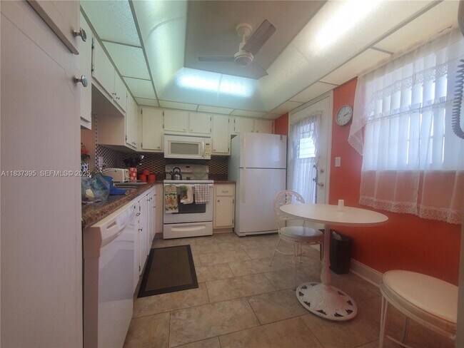 Building Photo - 319 NE 14th Ave