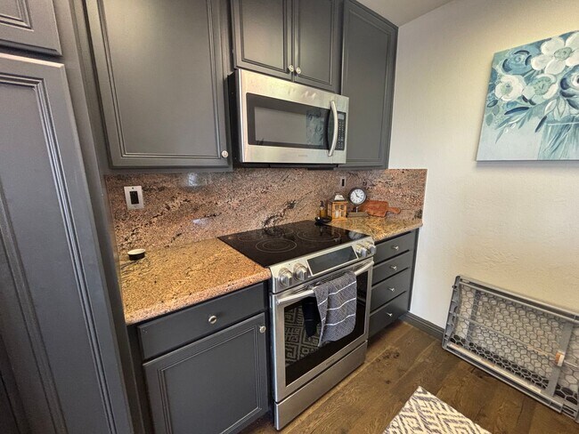 Foto del edificio - Ocean View Condo in Monterey 1 Bedroom/1 Bath