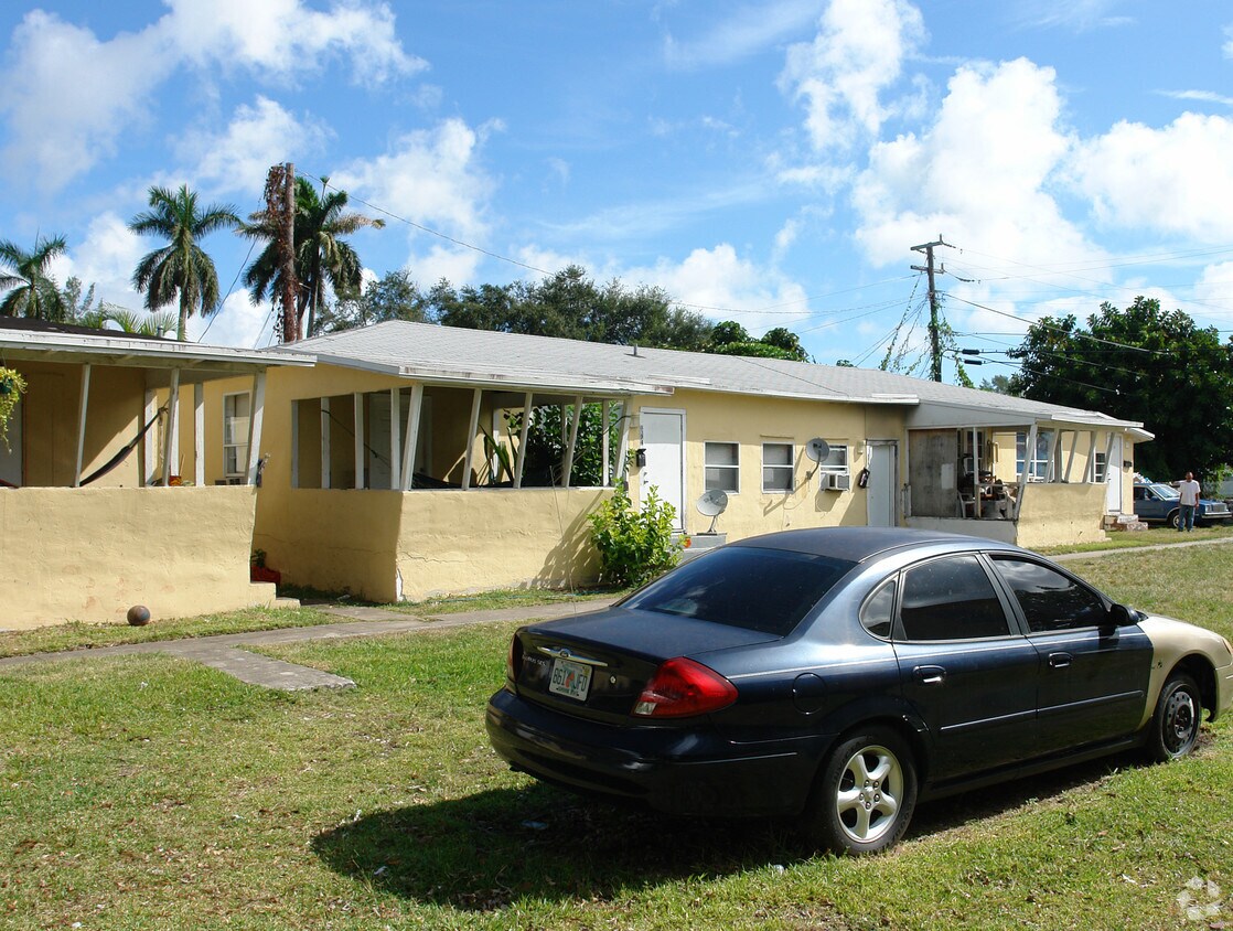 Building Photo - 8384 NE 4th Pl