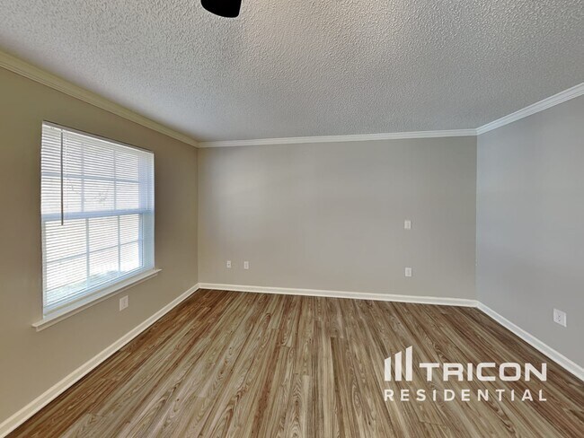 Foto del edificio - 6605 Forest Cross Dr