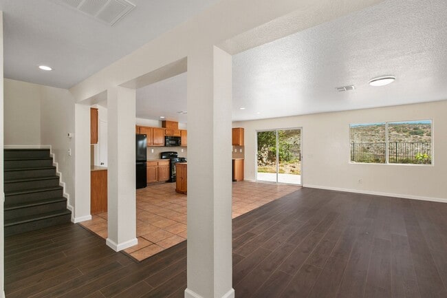 Foto del edificio - NEWLY RENOVATED! Central A/C, 2-Car Garage...