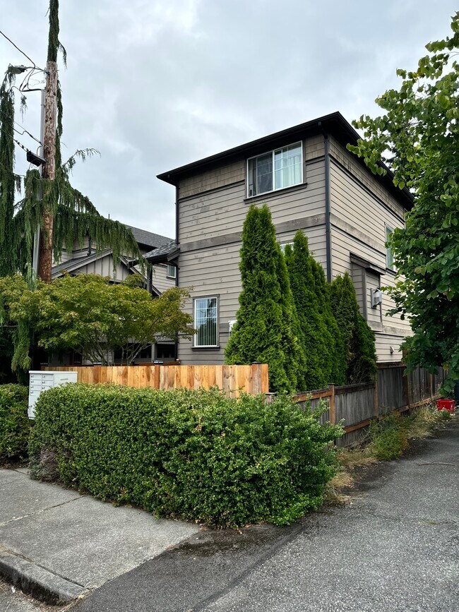 Foto del edificio - 7117 Rainier Dr