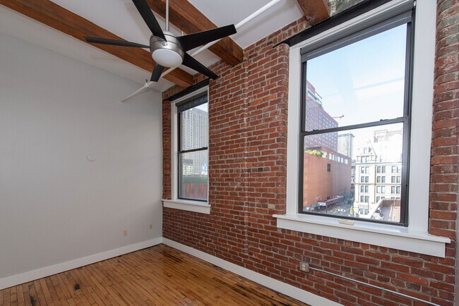 Building Photo - 26 E 6th St