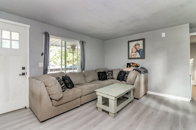 Foto del edificio - Updated 2 bedroom manufactured home on large corner lot