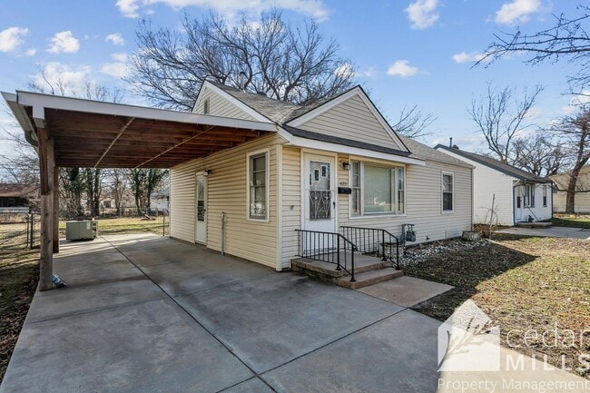 Building Photo - 2 Bed, West Wichita