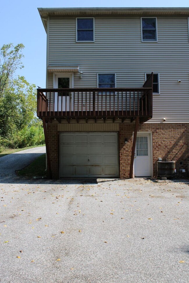 Foto del edificio - Two Bedroom Townhome with Attached Garage