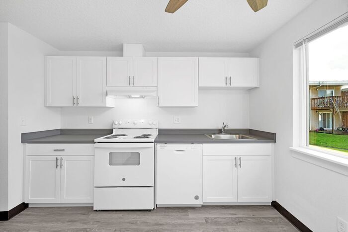 Primary Photo - 2 bedroom 1 bath in Milwaukie!! 1st month ...