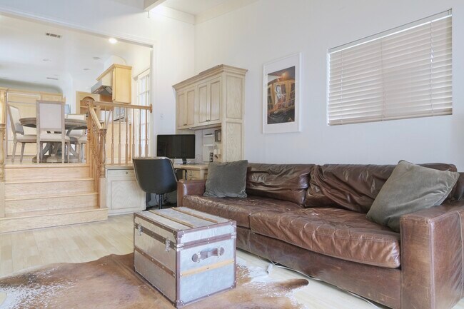 Foto del edificio - 127 N Martel Ave