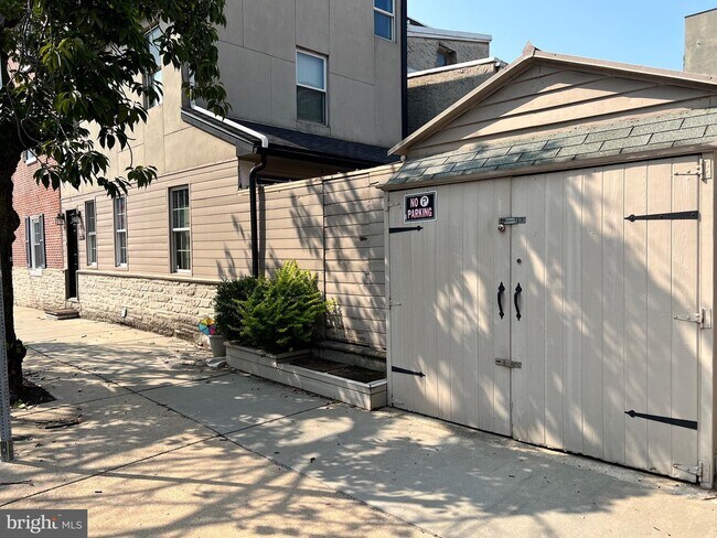 Building Photo - 1235 E Columbia Ave