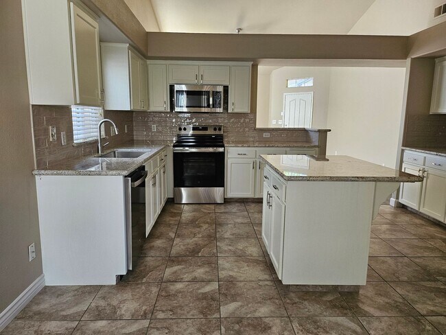 Foto del edificio - Completely remodeled home at Maple & Inter...